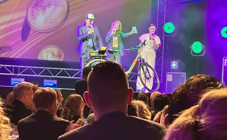 Bühnen-Moderation mit E-Bike